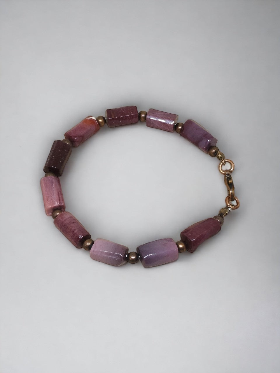 Bransoletka z błyszczących oszlifowanych kostek kamieni Mokaitu z miedzianymi elementami i zapięciem