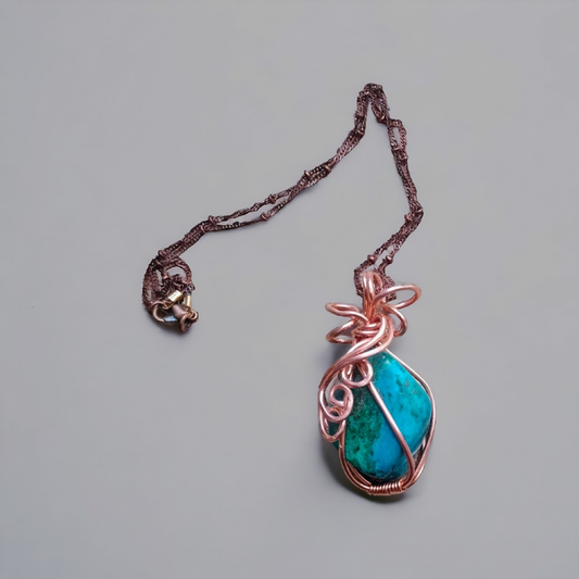 Wisiorek z surowej bryłki Chryzokoli z miedzi na łańcuszku - Magiczny Kamyczek