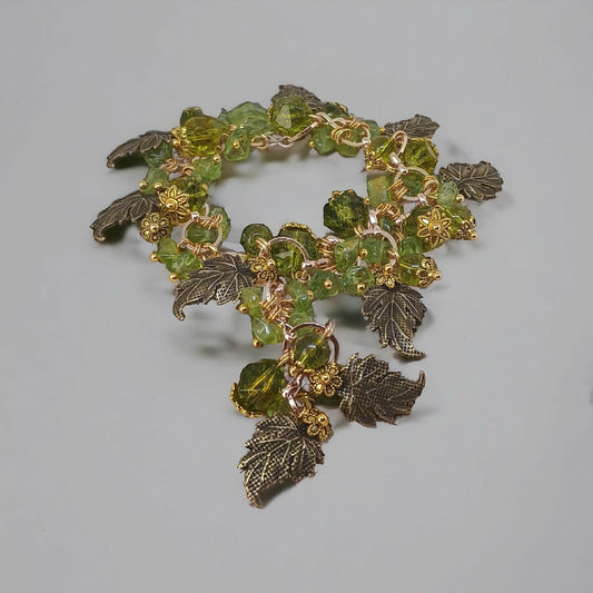 Misterna bransoletka, w której soczysta zieleń peridotów harmonizuje z antycznym brązem metalowych listków. Detale ze stali chirurgicznej gwarantują trwałość, a możliwość regulacji długości sprawia, że idealnie dopasowuje się do nadgarstka.