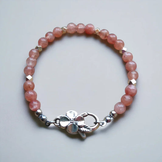 Bransoletka handmade z różowych kamieni naturalnych i srebrnym zapięciem w kwiaty