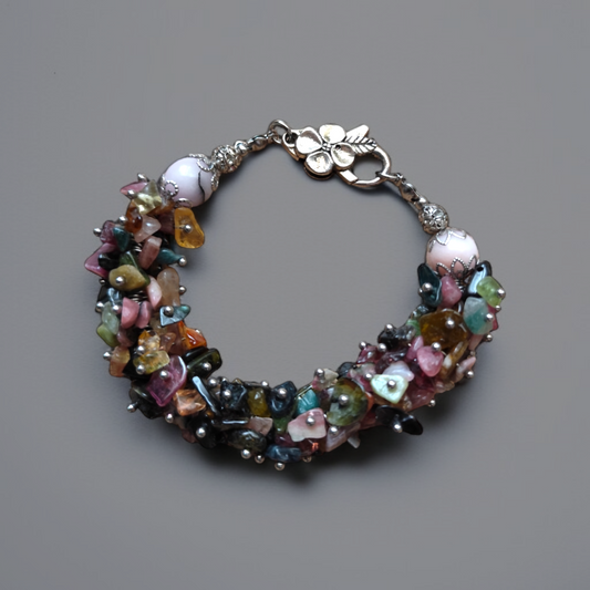 Bransoletka z wielobarwnych turmalinów wykończona różowym opalem na końcu z metalowymi elementami i zapięciem w kształcie kwiatu