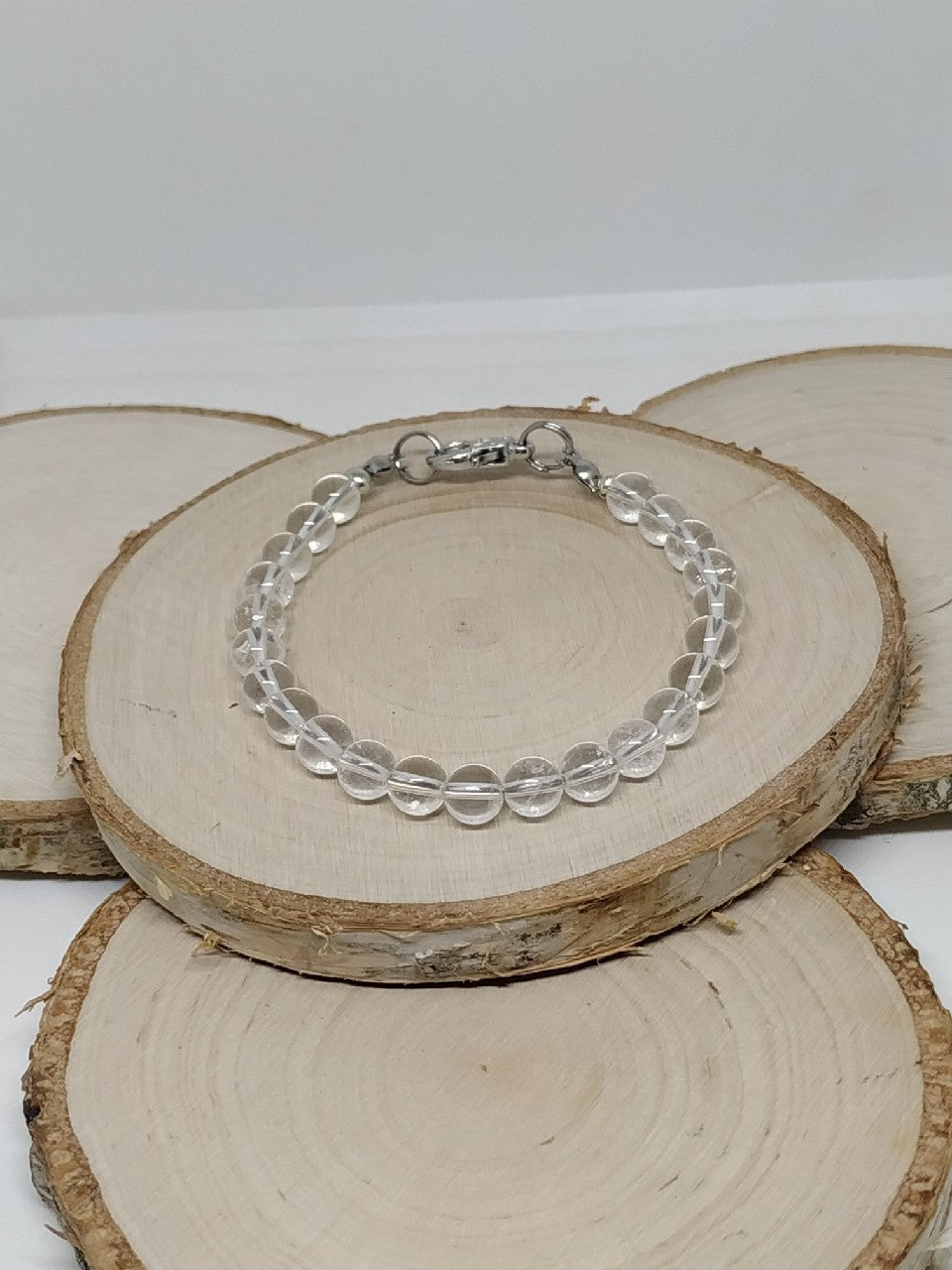 Bransoletka z przeźroczystych kryształów górskich z metalowymi elementami i metalowym zapięciem