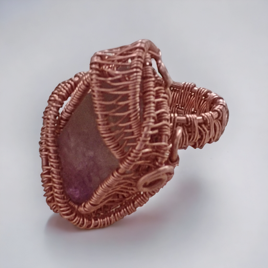 Wyjątkowy pierścionek handmade z surowym fluorytem, oplecionym czystą miedzią w technice wire wrapping. Fluoryt o perłowym efekcie optycznym, ukazujący zielone i fioletowe odcienie w zależności od światła. Rozmiar w przybliżeniu 20.
