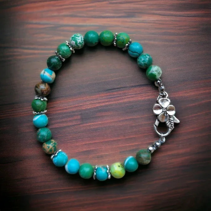 bransoletka handmade z zielonych i turkusowych kamieni naturalnych, z zapięciem w kształcie kwiatka