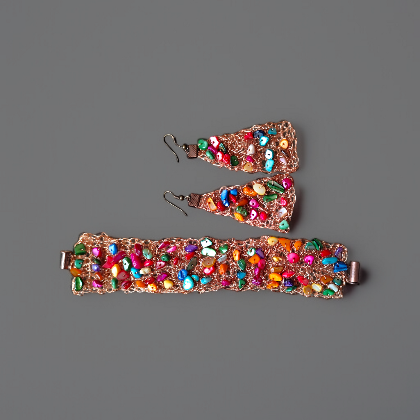 Zestaw biżuterii wire crochet z szerokiej bransoletki z zapięciem i wiszących trójkątnych kolczyków z miedzi i kolorowej masy perłowej