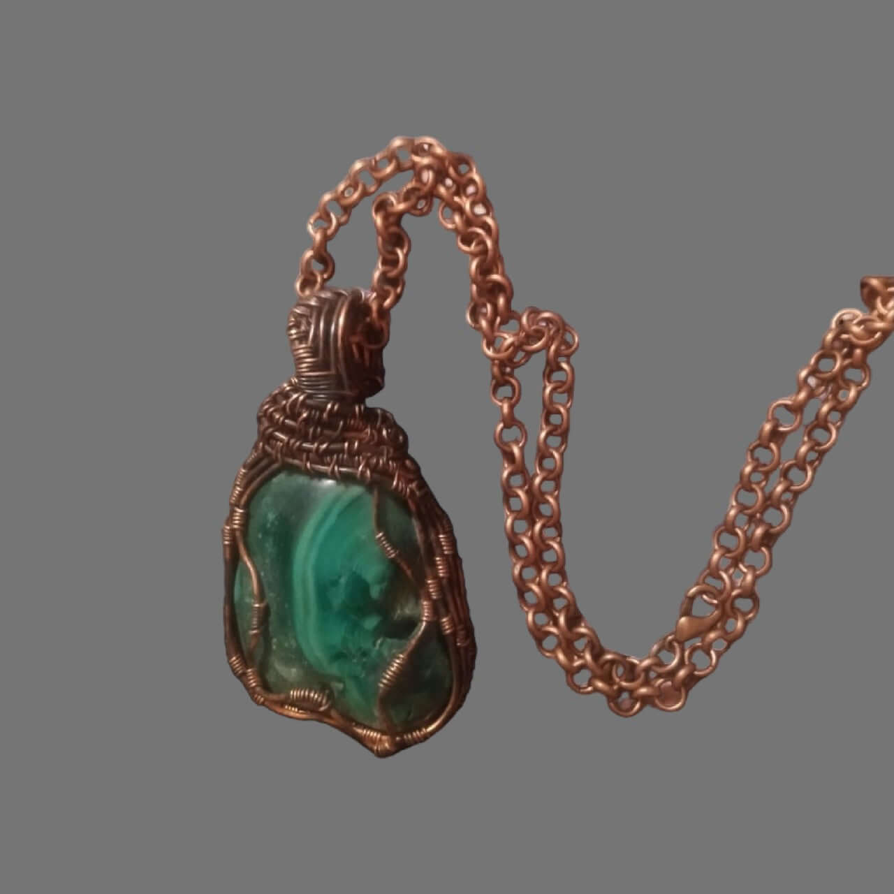 Unikatowy wisiorek z surowym malachitem oprawionym w miedź. Ręcznie wykonany metodą wire wrapping, emanuje naturalnym pięknem i oryginalnym charakterem.