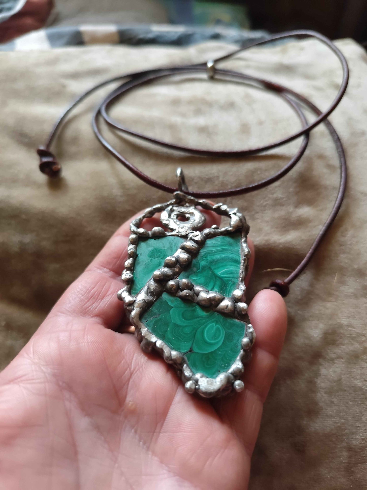 Surowy Amulet Mocy z Malachitu – Styl RAW