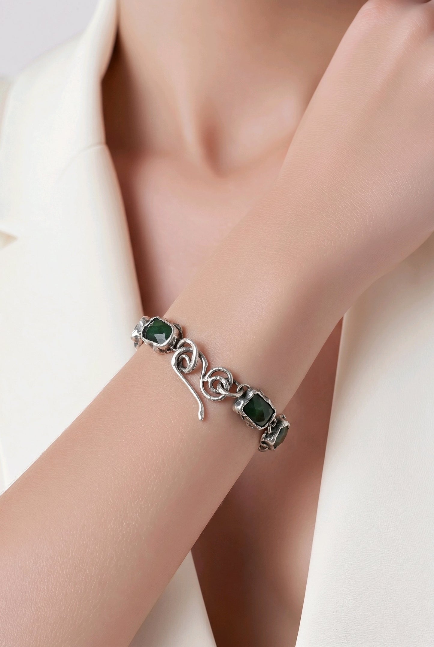 Bransoletka z nefrytów Tiffany na nadgarstku