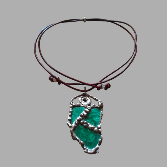 Surowy Amulet Mocy z Malachitu – Styl RAW