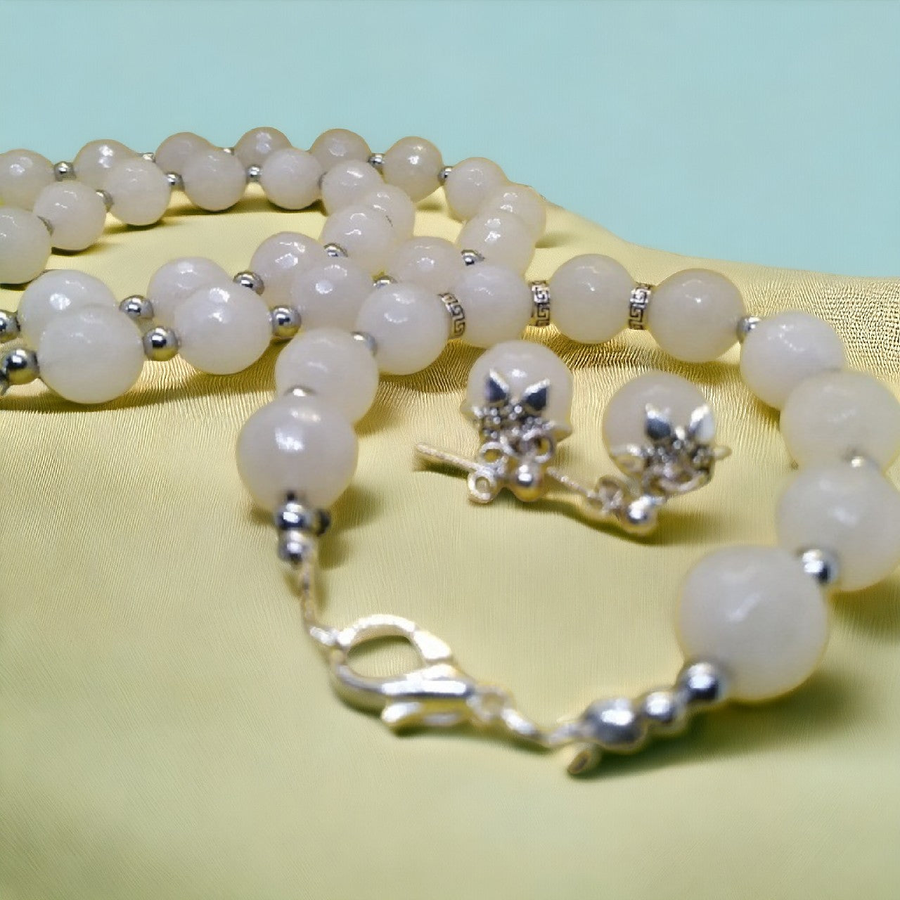 Komplet biżuterii z białego fasetowanego jadeitu z metalowymi elementami