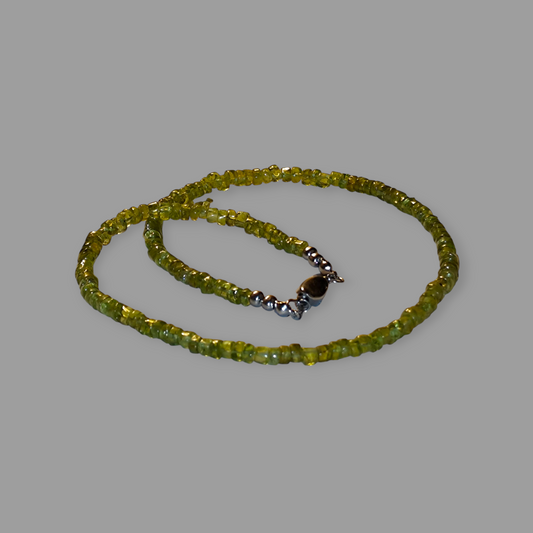 Naszyjnik z peridotów premium