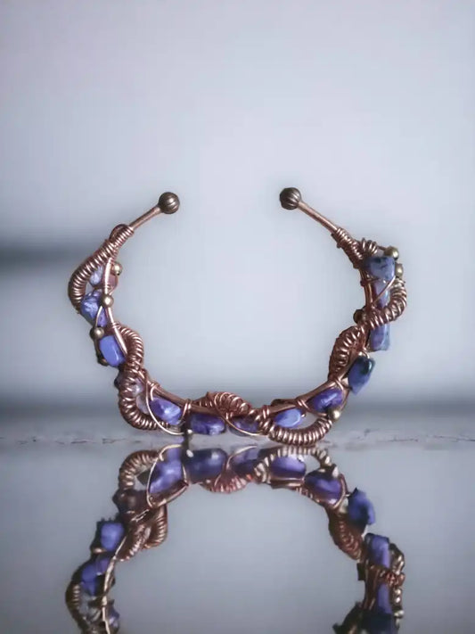 Bransoletka z miedzi opleciona czaroitem i ozdobnymi miedzianymi elementami okrągła bez zapięcia , półotwarta z kuleczkami na końcach