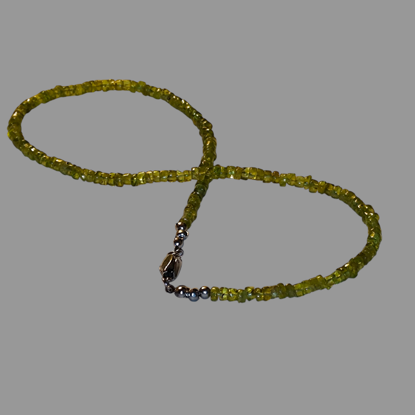 Naszyjnik z peridotów z zapięciem