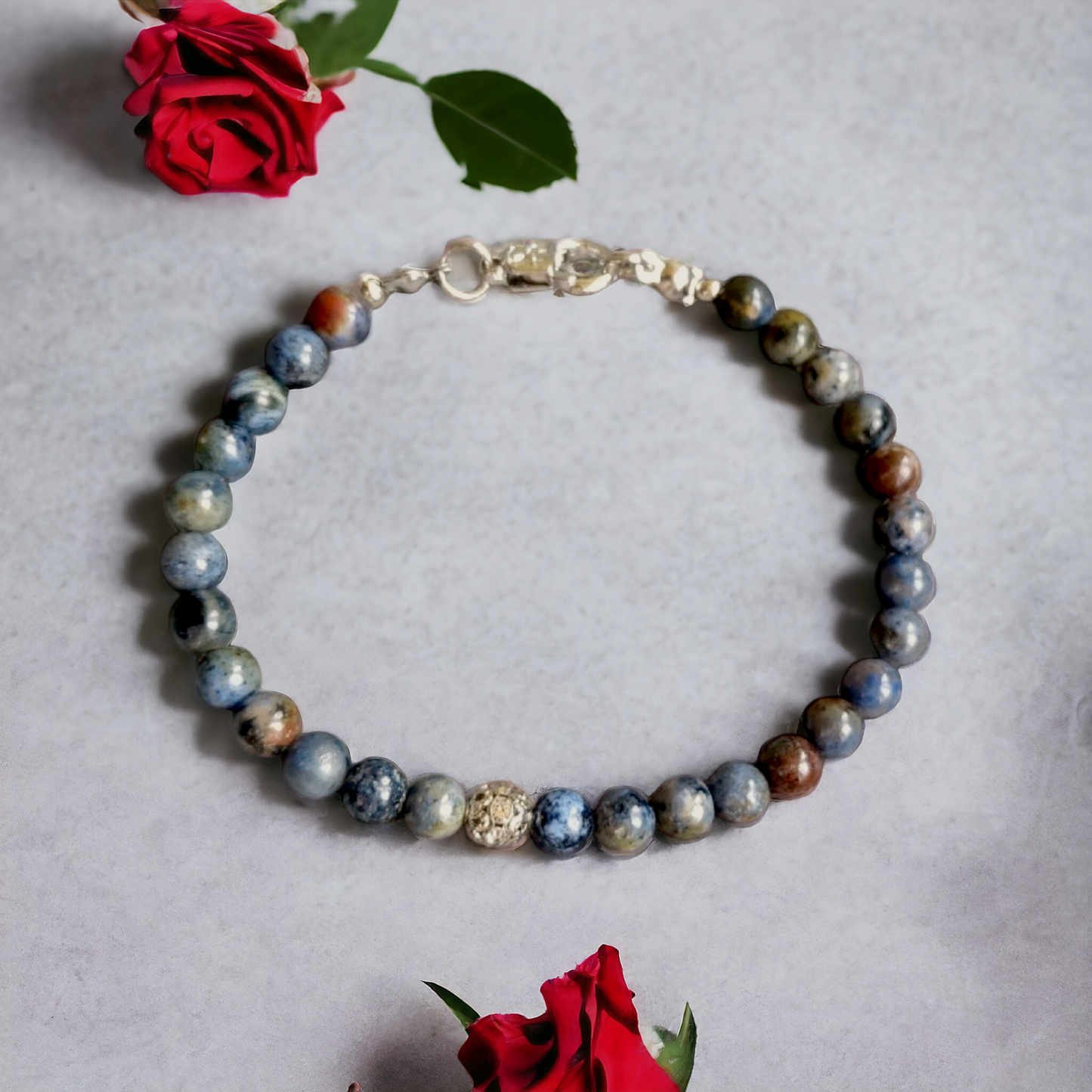 Bransoletka z Dumortierytu i metalowymi elementami z ozdobnym zapięciem