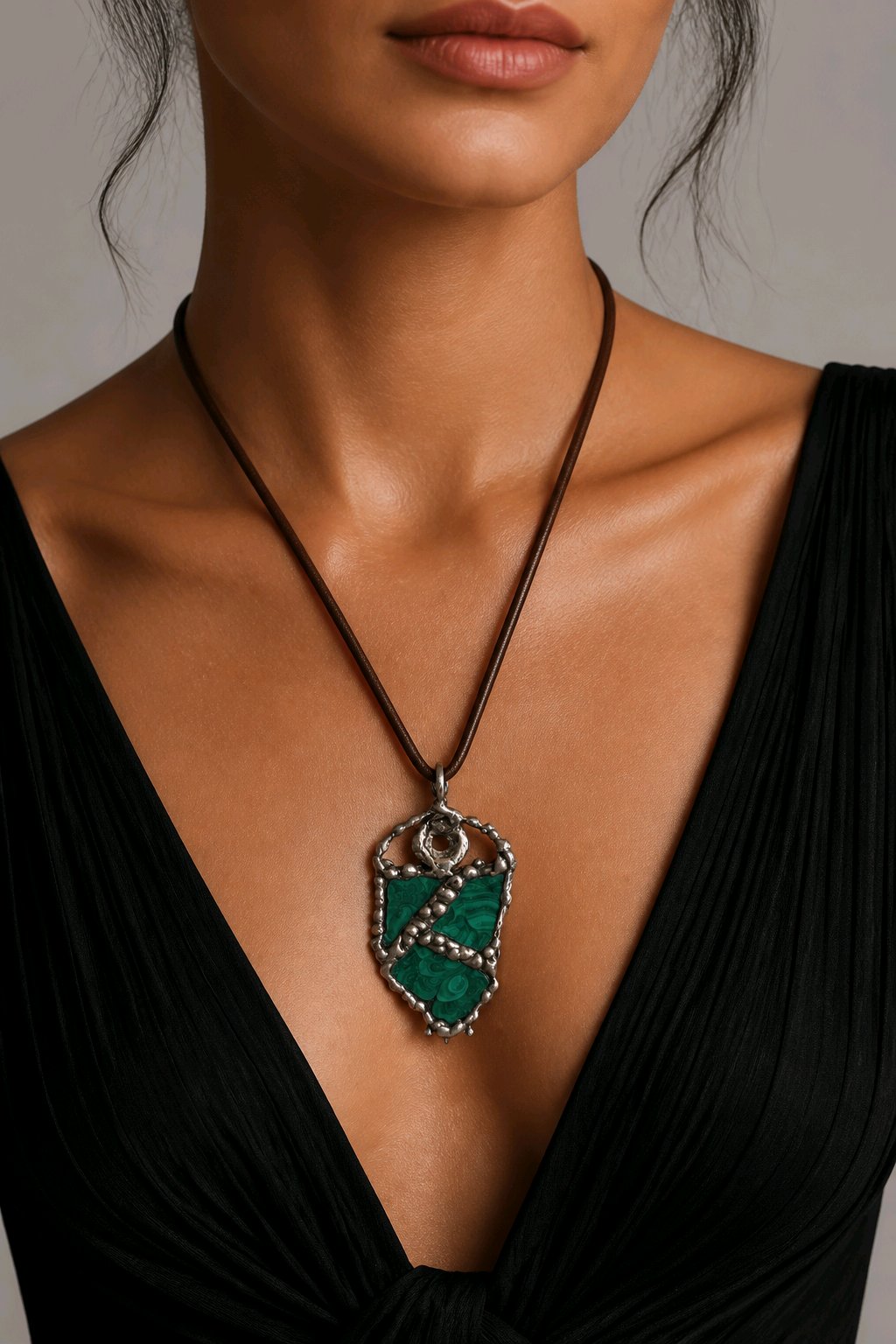 Kobieta w surowym wisiorze z malachitu. Amulet w stylu RAW od Magiczny Kamyczek.