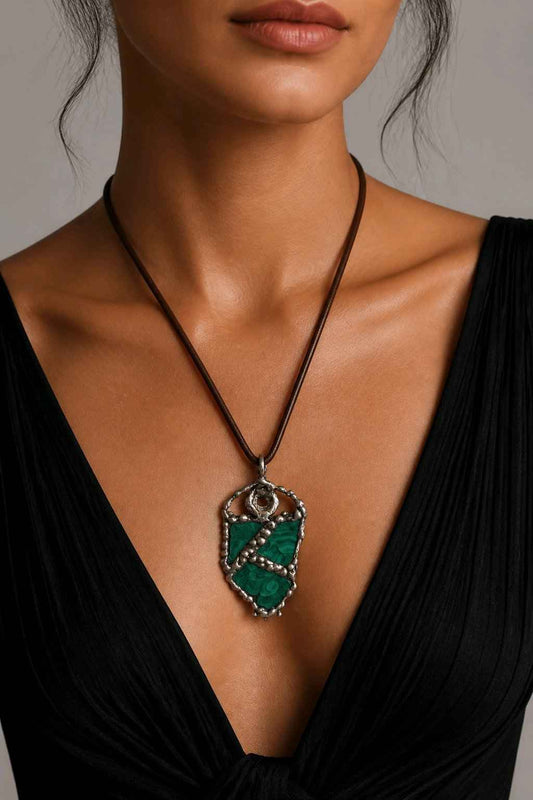 Surowy Amulet Mocy z Malachitu – Styl RAW