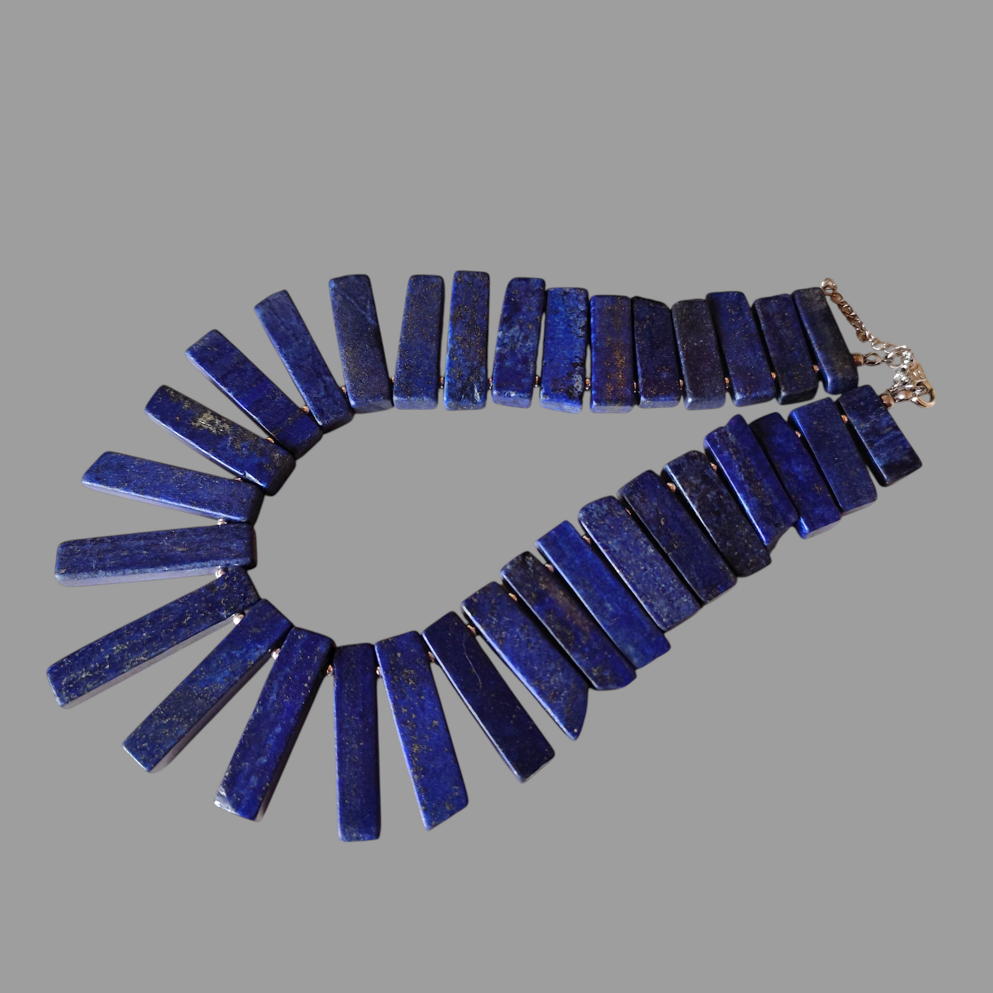 Naszyjnik z lapis lazuli w królewskiej formie wachlarza 