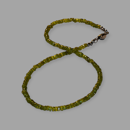 Naszyjnik z peridotów z zapięciem z tytanu