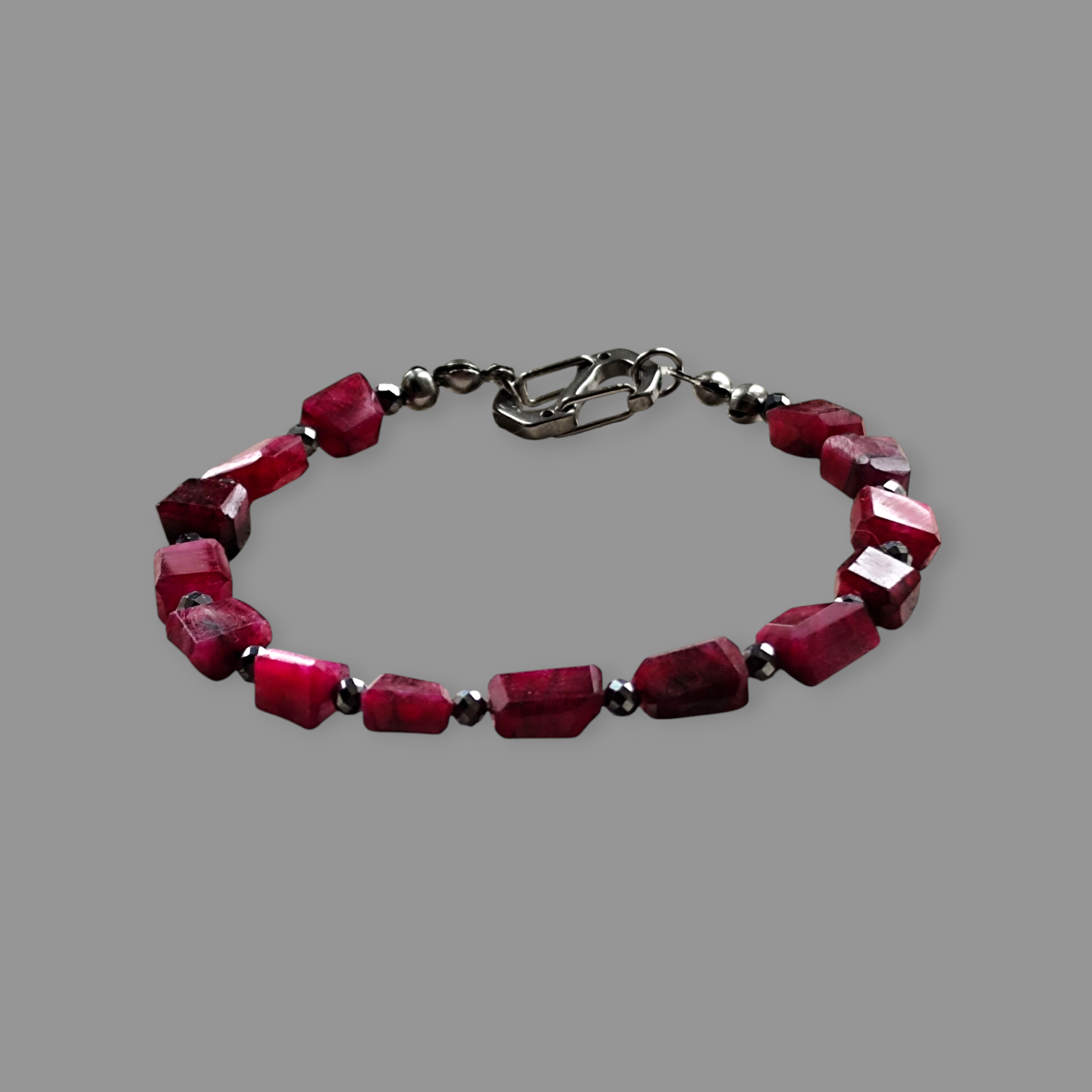 Brasoletka z rubinów z tytanowym zapięciem 
