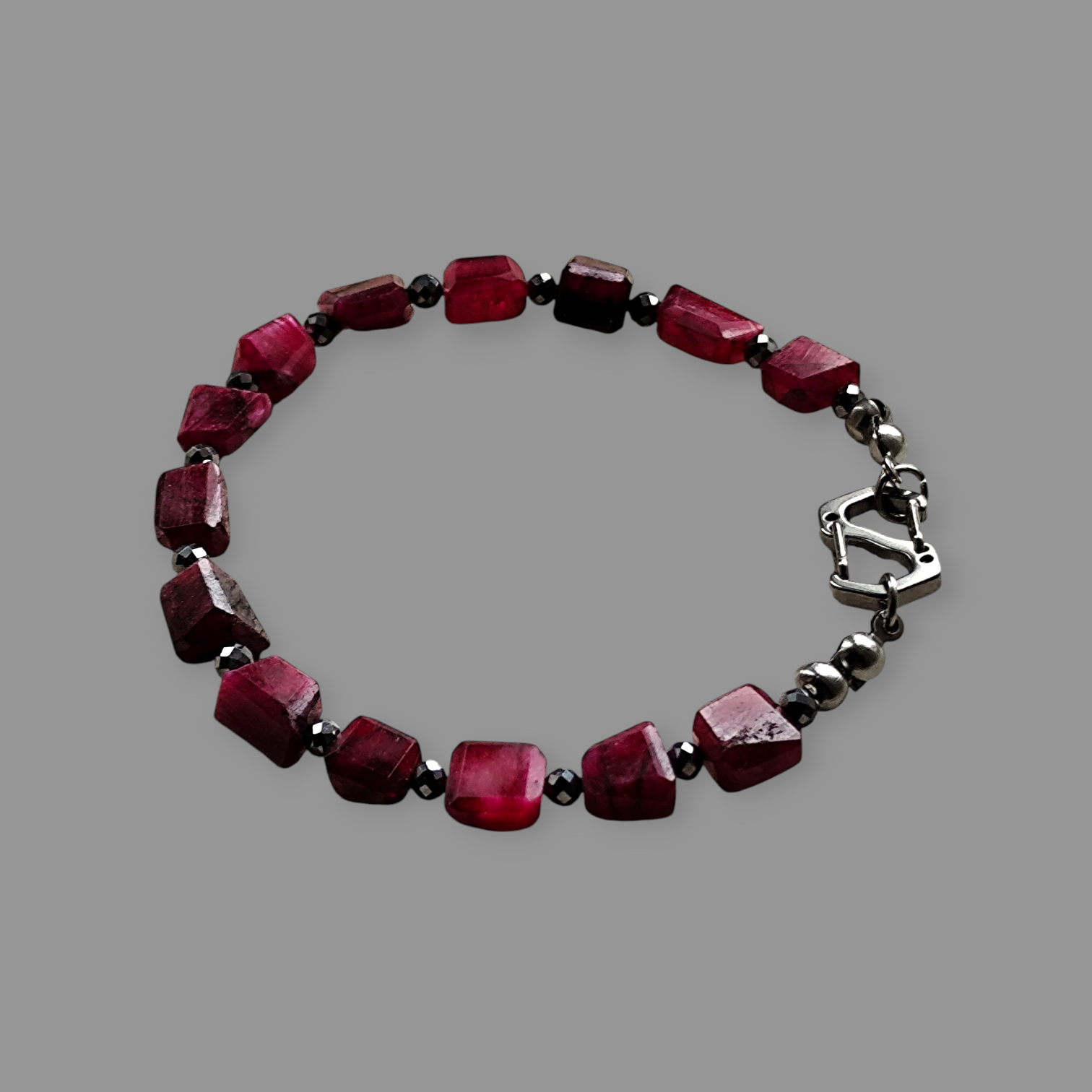 Bransoletka z naturalnych rubinów z zapięciem 