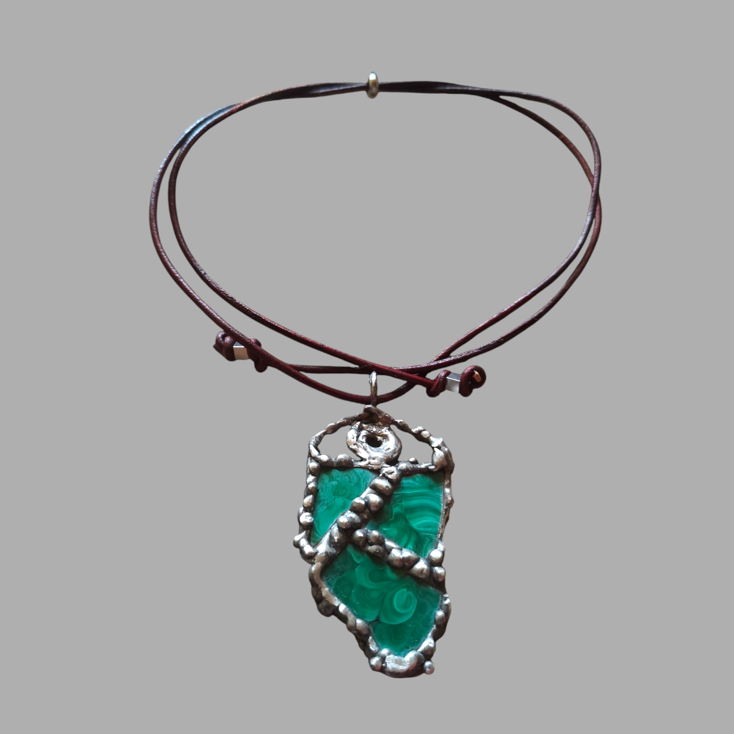 Amulet z malachitu na rzemieniu. Surowy wisior ochronny w stylu RAW.
