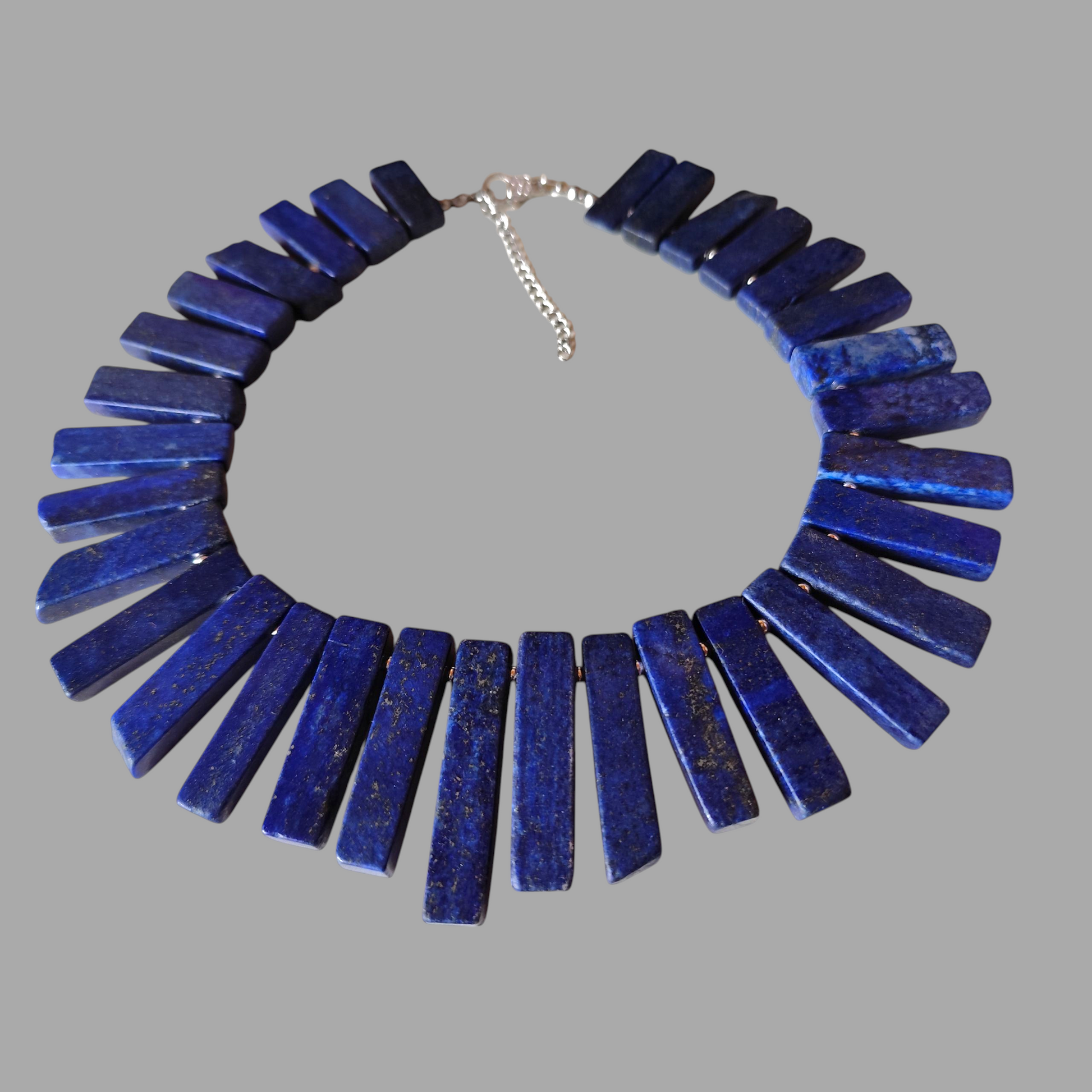 Naszyjnik z lapis lazuli w formie wachlarza z zapięciem 