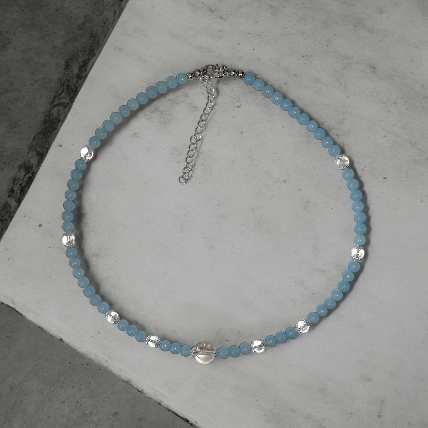 Naszyjnik handmade z chalcedonu i kryształów górskich 