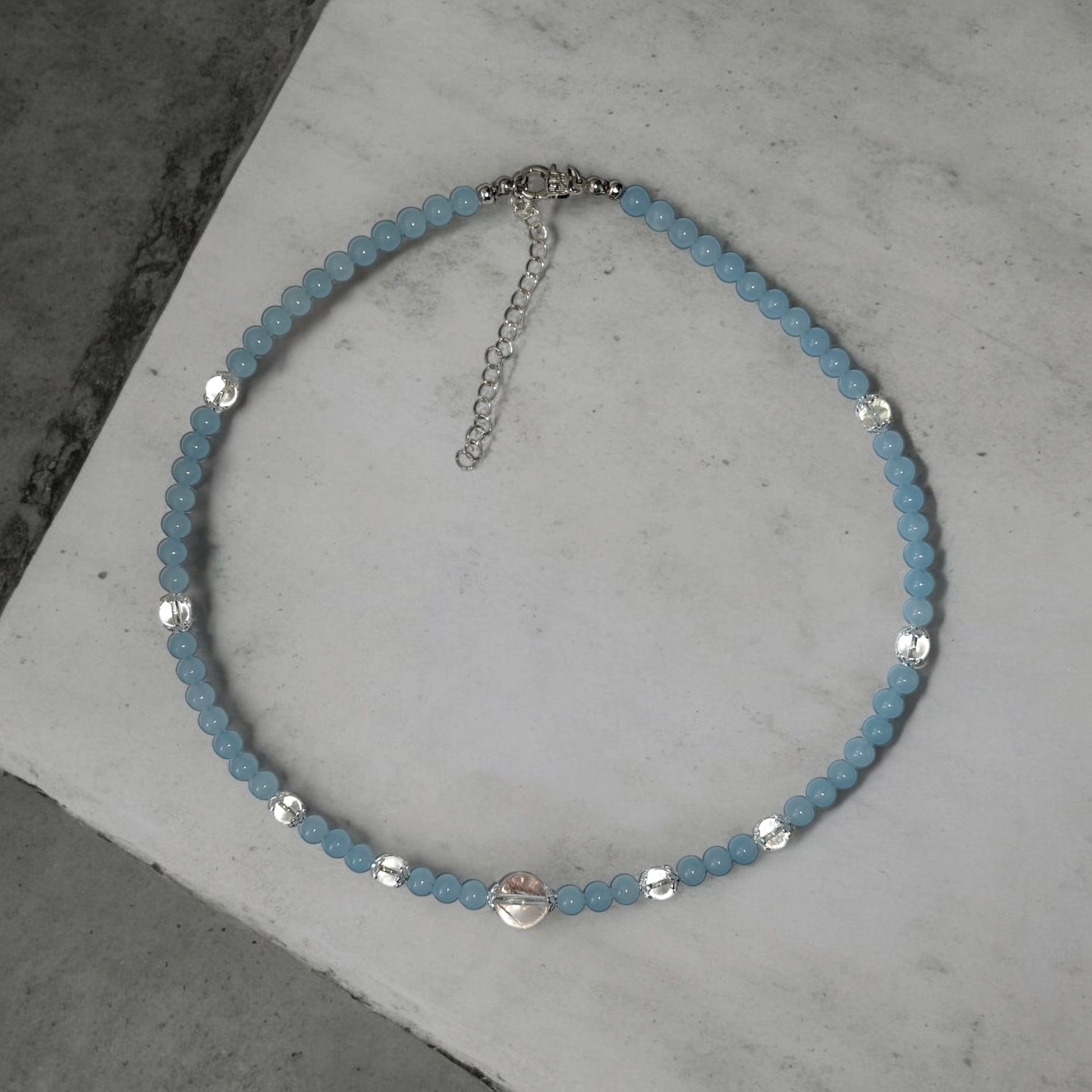Naszyjnik handmade z chalcedonu i kryształów górskich 