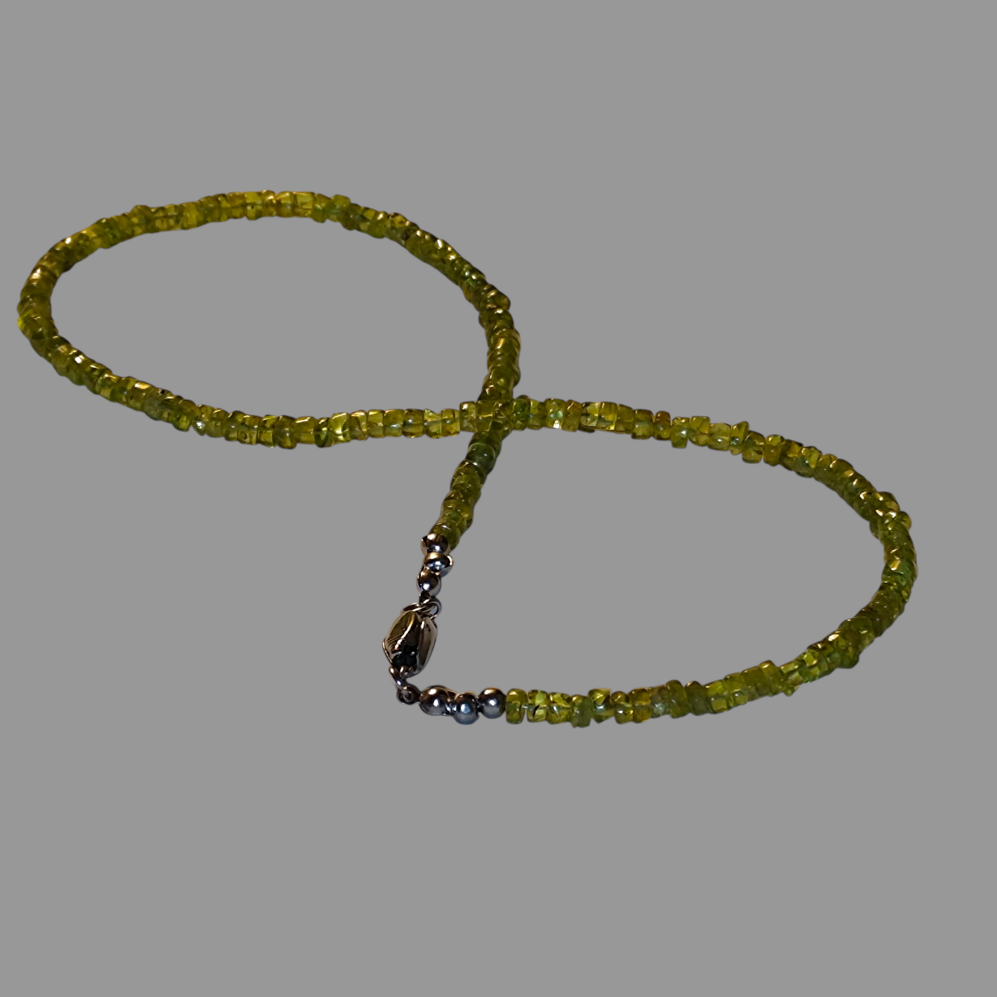 Naszyjnik z peridotów z zapięciem 